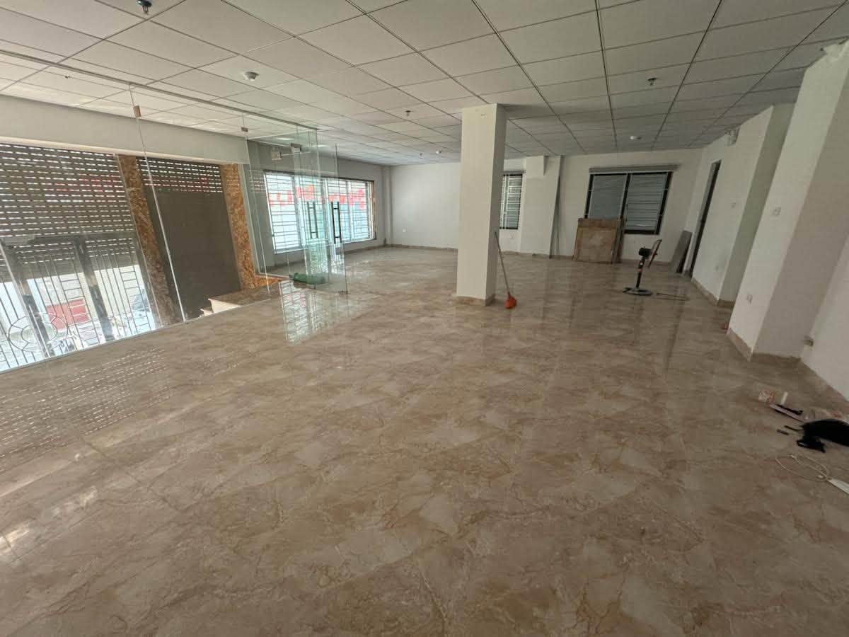 TÒA CĂN HỘ NGUYỄN AN NINH XÂY MỚI 8 TẦNG, ÔTÔ TRÁNH NHAU